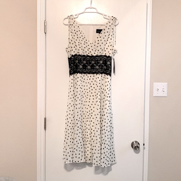 connected apparel Dresses & Skirts - 🤍 🖤 Polka dot and lace detail V-neck black and white dress